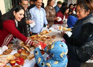 Tonantzin Fernández entrega pan y café a peregrinos y artesanos en Trueque Milenario