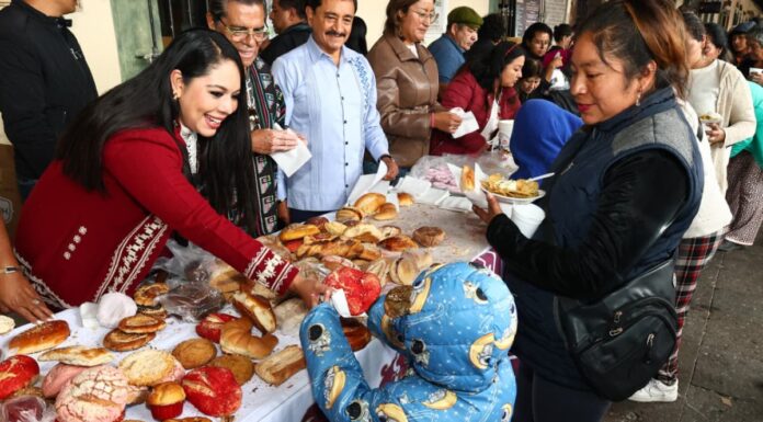 Tonantzin Fernández entrega pan y café a peregrinos y artesanos en Trueque Milenario