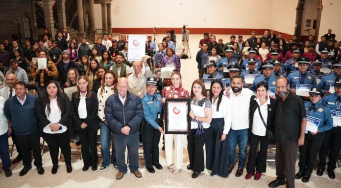 Gobierno estatal entrega 100 constancias de capacitación turística en Zacatlán