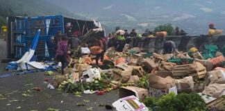 Tráiler con verduras vuelca en la Puebla-Orizaba; deja un lesionado