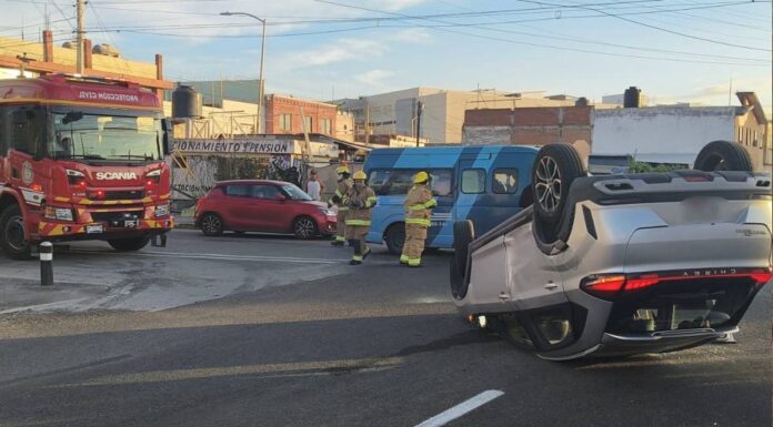Al menos seis lesionados tras choque y volcadura en colonia Amor