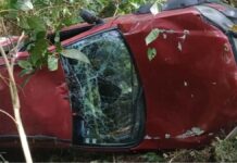 Familia sufre volcadura en Hueytamalco; vehículo cae a barranco