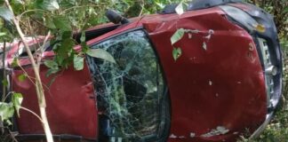Familia sufre volcadura en Hueytamalco; vehículo cae a barranco