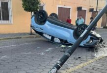 Volcadura en San Andrés Cholula deja un lesionado; derribó un poste