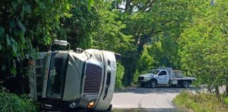 Volcadura de tráiler obstruye parcialmente la Equimita-Huehuetla