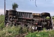 Camión de carga vuelca en la Izúcar de Matamoros-Atlixco