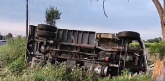 Camión de carga vuelca en la Izúcar de Matamoros-Atlixco