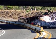 Volcadura de unidad pesada genera cierre en la Puebla-Orizaba