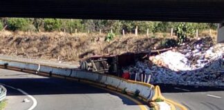 Volcadura de unidad pesada genera cierre en la Puebla-Orizaba