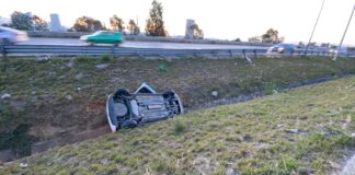 Conductor resulta lesionado tras volcadura en Periférico Ecológico