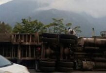 Tráiler cargado de mallas metálicas vuelca en la Puebla-Orizaba
