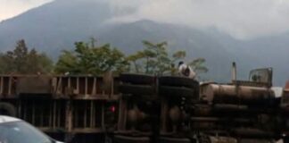 Tráiler cargado de mallas metálicas vuelca en la Puebla-Orizaba