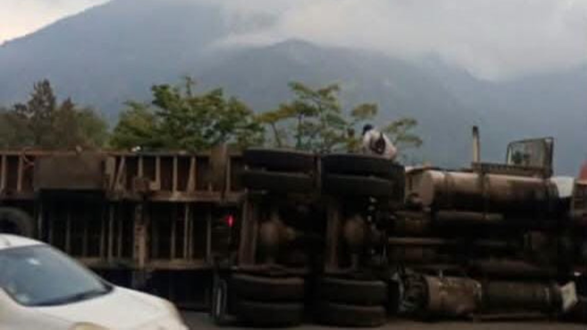 Tráiler cargado de mallas metálicas vuelca en la Puebla-Orizaba » Oronoticias