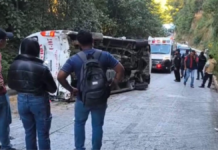 Vuelca transporte público y deja 17 lesionados en Teziutlán