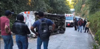 Vuelca transporte público y deja 17 lesionados en Teziutlán