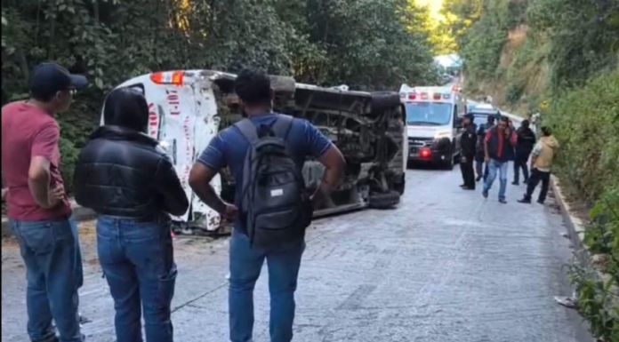 Vuelca transporte público y deja 17 lesionados en Teziutlán