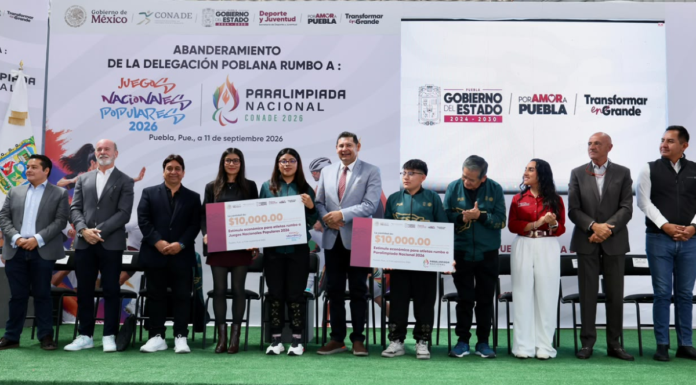 Abanderan a atletas poblanos para competencias nacionales