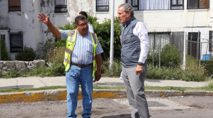 Pepe Chedraui supervisa trabajos de bacheo en calle 33 Poniente