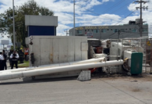 Camión de la CFE vuelca tras choque con autobús en Puebla