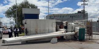 Camión de la CFE vuelca tras choque con autobús en Puebla