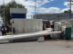 Camión de la CFE vuelca tras choque con autobús en Puebla