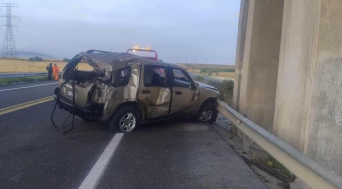 Camioneta choca contra barra de contención en la San Antonio-Virreyes