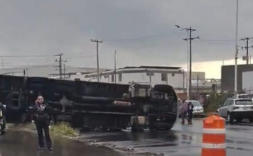 Camión vuelca y provoca carambola en la Puebla-Santa Ana Chiautempan