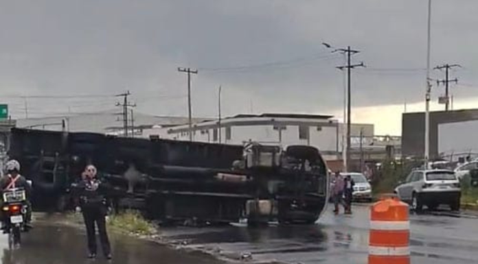 Camión vuelca y provoca carambola en la Puebla-Santa Ana Chiautempan
