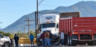 Choque entre tres vehículos cierra la federal Amozoc-Nautla