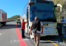 Choque entre camión de carga y autobús bloquea la Puebla-Orizaba