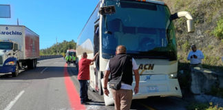 Choque entre camión de carga y autobús bloquea la Puebla-Orizaba