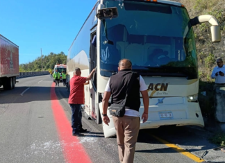 Choque entre camión de carga y autobús bloquea la Puebla-Orizaba