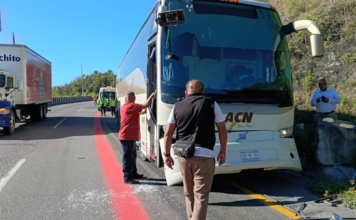 Choque entre camión de carga y autobús bloquea la Puebla-Orizaba