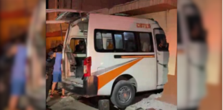 Colectivo choca contra vivienda en Tehuacán y deja 10 lesionados