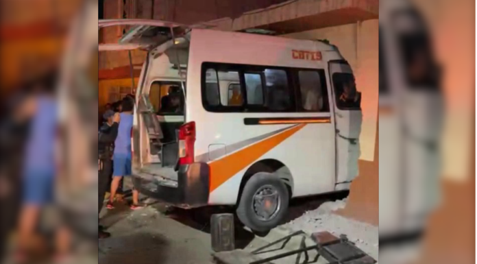 Colectivo choca contra vivienda en Tehuacán y deja 10 lesionados