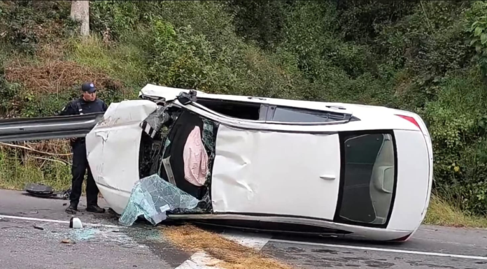 Conductor se queda dormido y sufre fuerte accidente en Teziutlán