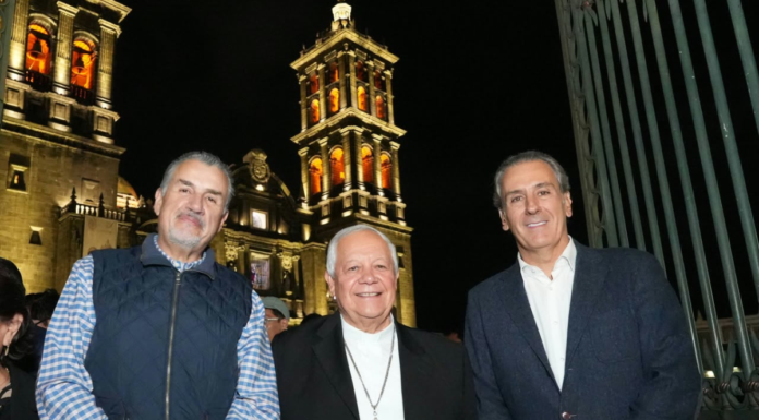 Pepe Chedraui enciende nueva iluminación de la Catedral de Puebla