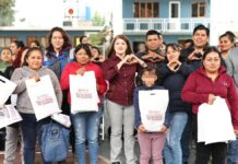 Bety Sánchez entrega kits escolares en San Miguel, Tomatlán, San Pedro Atmatla y Las Lajas