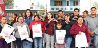 Bety Sánchez entrega kits escolares en San Miguel, Tomatlán, San Pedro Atmatla y Las Lajas