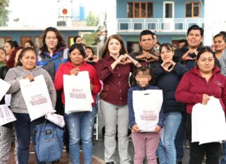 Bety Sánchez entrega kits escolares en San Miguel, Tomatlán, San Pedro Atmatla y Las Lajas