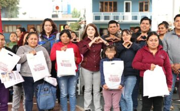 Bety Sánchez entrega kits escolares en San Miguel, Tomatlán, San Pedro Atmatla y Las Lajas