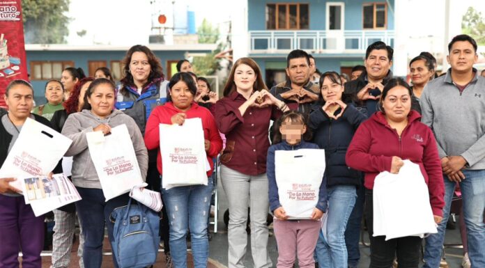 Bety Sánchez entrega kits escolares en San Miguel, Tomatlán, San Pedro Atmatla y Las Lajas