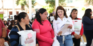 Zacatlán entrega 5 mil kits escolares en tres juntas auxiliares