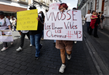 Estudiantes poblanos marchan por aniversario del caso Ayotzinapa