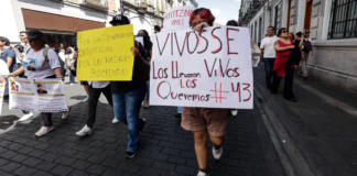 Estudiantes poblanos marchan por aniversario del caso Ayotzinapa
