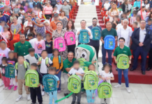 Texmelucan entrega 200 mochilas a estudiantes de primaria