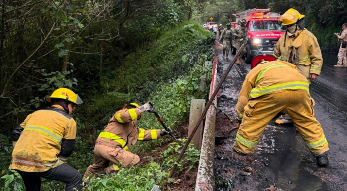 Cierran tramo de la federal México-Tuxpan tras ruptura de drenaje