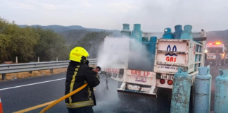 Tractocamión choca contra camioneta con gas LP en la Cuacnopalan-Oaxaca