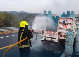 Tractocamión choca contra camioneta con gas LP en la Cuacnopalan-Oaxaca