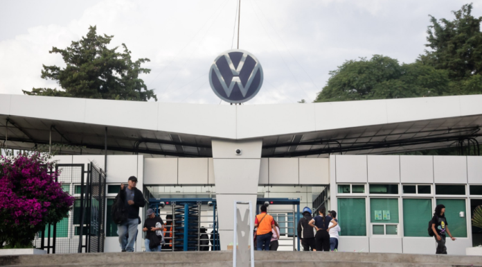 Trabajadores de Volkswagen rechazan por mayoría aumento global de 10.04%